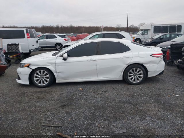 Toyota Camry Le Image 11