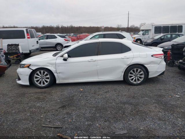 Toyota Camry Le Image 11