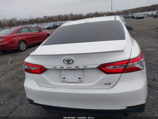 Toyota Camry Le Image 15