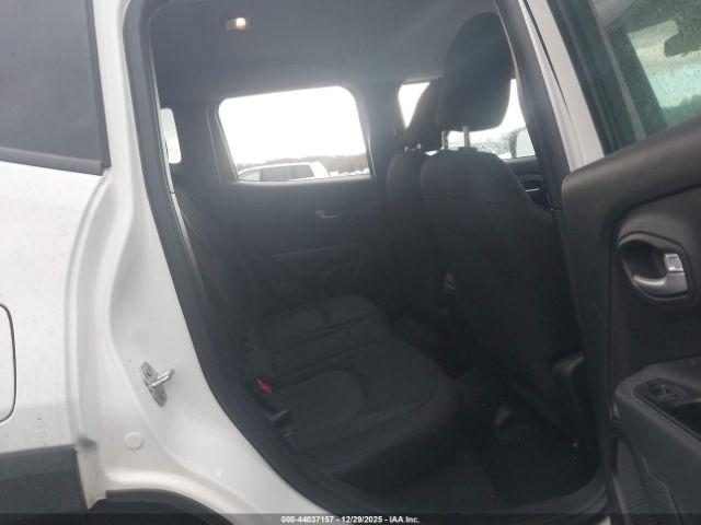 Jeep Renegade Latitude 4x4 Image 9
