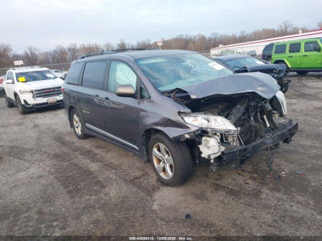  Salvage Toyota Sienna