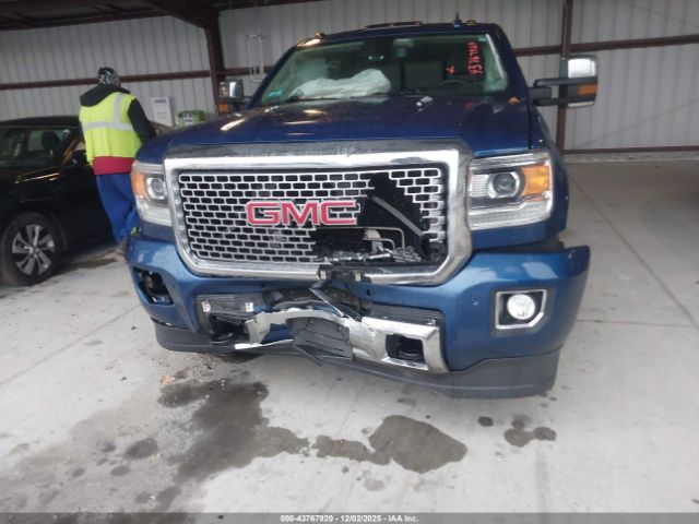 GMC Sierra 2500 Denali Image 11