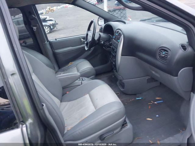 Chrysler Town & Country Touring Image 10