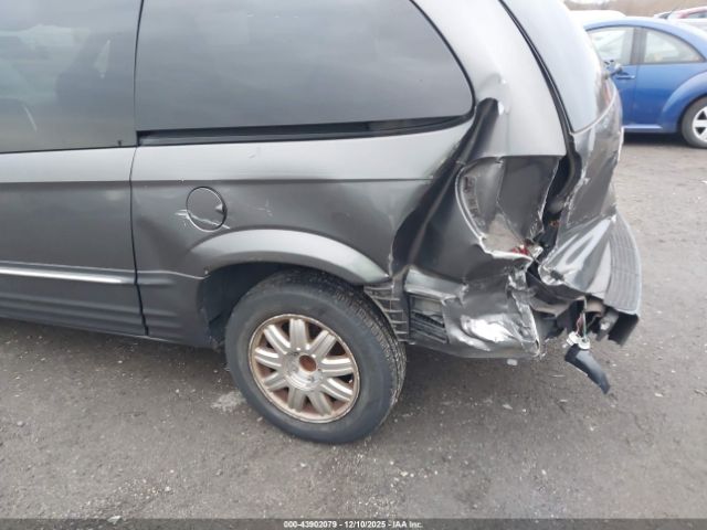 Chrysler Town & Country Touring Image 13