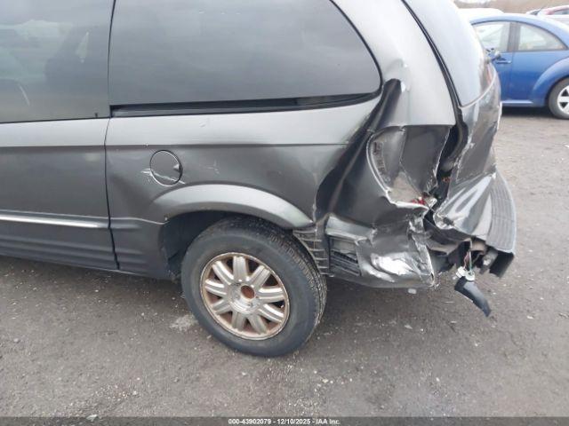 Chrysler Town & Country Touring Image 13