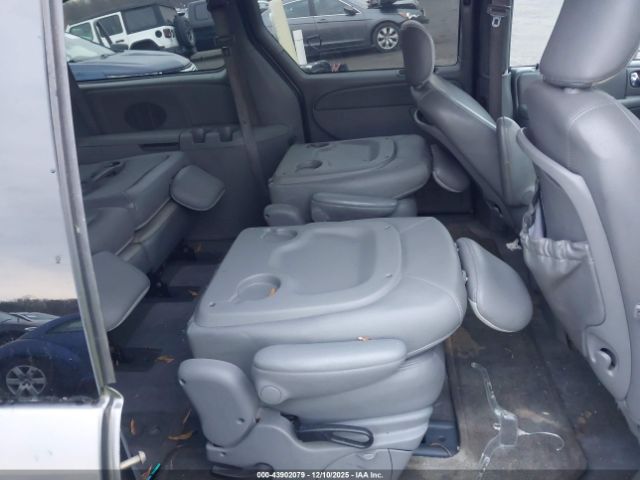 Chrysler Town & Country Touring Image 14