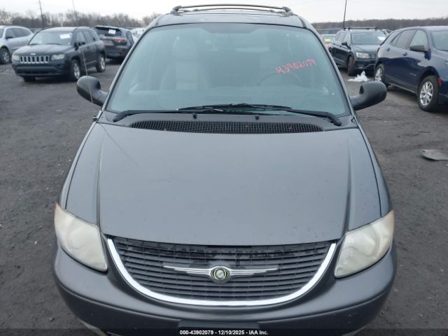 Chrysler Town & Country Touring Image 8