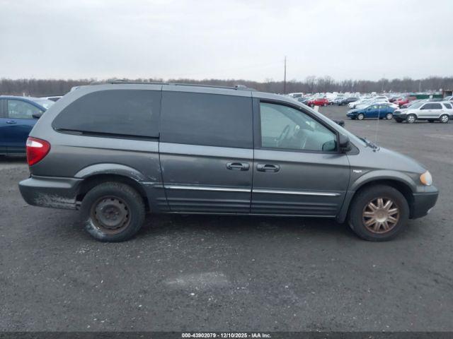 Chrysler Town & Country Touring Image 3