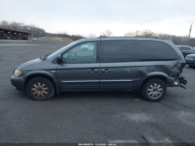 Chrysler Town & Country Touring Image 6