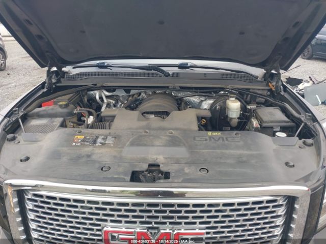 GMC Yukon Denali Image 13