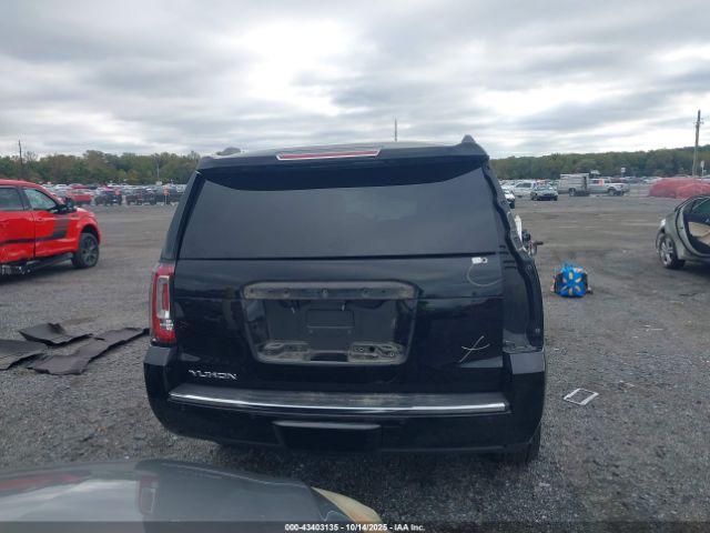 GMC Yukon Denali Image 14