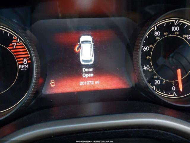 Jeep Cherokee Limited 4x4 Image 4